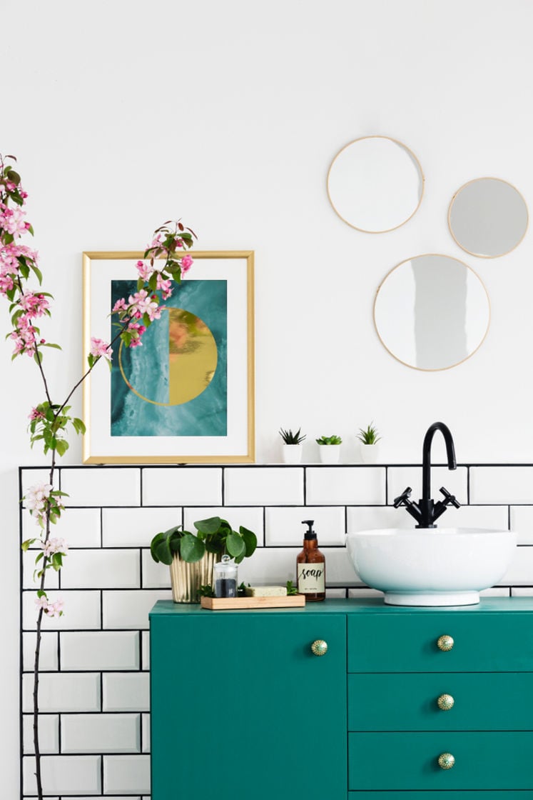 using cnotrasts in small cloakroom toilet
