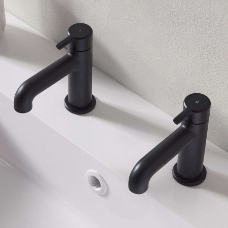 AL1/2BLK Bristan Altum Basin Taps in Black Lever Handles Close Up