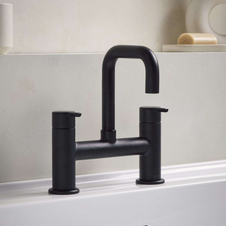ALBFBLK Bristan Altum Bath Filler in Black Bathroom Setting