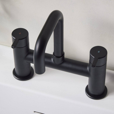 ALBFBLK Bristan Altum Bath Filler in Black Close Up