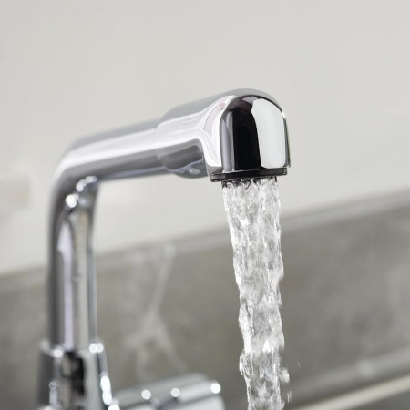MH SNK EF C Bristan Manhattan Chrome Easyfit Sink Mixer Spout Close Up