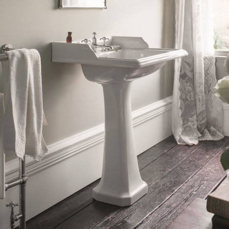 P6/B15 Burlington Classic 650mm Basin and Classic Pedestal Lifestyle