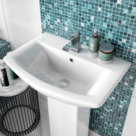 CSS002 Nuie Asselby 600mm 1TH Basin and Pedestal Closeup