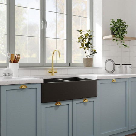 BU420AF32D Nuie Butler 795 x 500mm Matt Black Fireclay Full Weir Double Kitchen Sink with Brushed Brass Tap