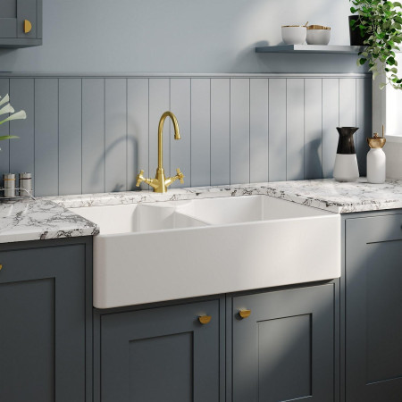 BU120AS36D Nuie Butler 895 x 550mm White Fireclay Stepped Weir Double Kitchen Sink with Brushed Brass Tap