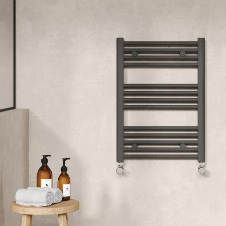 MTY103 Nuie Crescent Anthracite 700 x 500mm Straight Ladder Rail Lifestyle