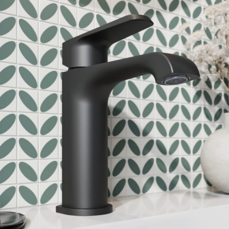 MON-007 Scudo Montana Mono Basin Mixer in Black Spout Close Up