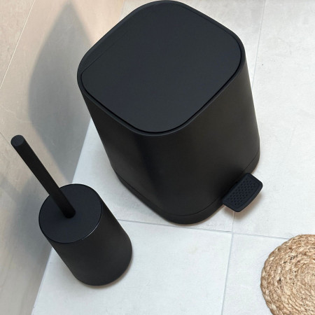 BB575 Smedbo Beslagsboden Curve Line 4L Soft Close Pedal Bin in Black Close Up