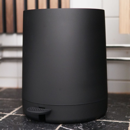 BB574 Smedbo Beslagsboden Satin 4L Soft Close Pedal Bin in Black Close Up