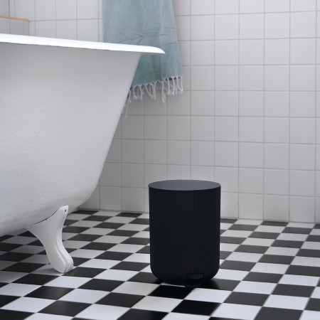 BB564 Smedbo Beslagsboden Wave Line 4L Soft Close Pedal Bin in Black Lifestyle