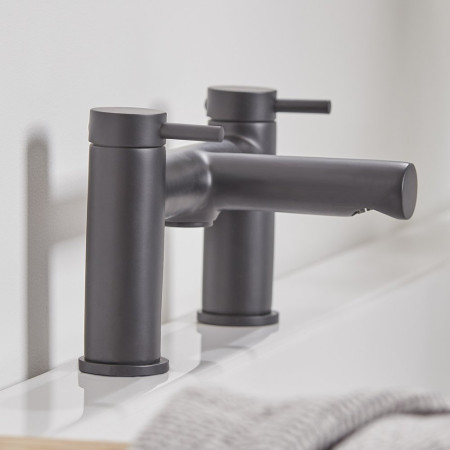 TAN3203 Tavistock Anthem Deck Mounted Bath Filler in Black (2)