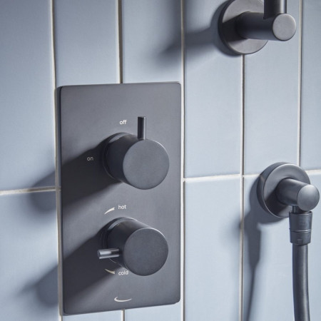 SQT1612 Tavistock Quantum Thermostatic Dual Function Black Concealed Shower (3)