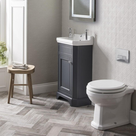 TS850WSC Tavistock Vitoria White Soft Close Bar Hinge Seat Bathroom Setting