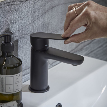 TZE1103 Tavistock Zero Black Basin Mixer with Click Waste (3)
